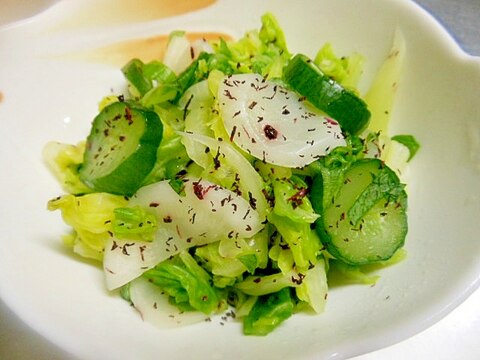 浅漬けの様な☆蕪・胡瓜・キャベツ・大葉のゆかり和え